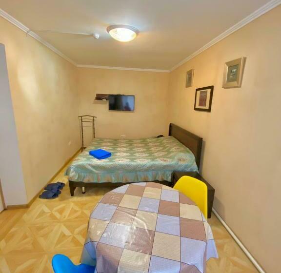 اتاق استاندارد با سرویس بهداشتی مشترک, Esentai Hostel