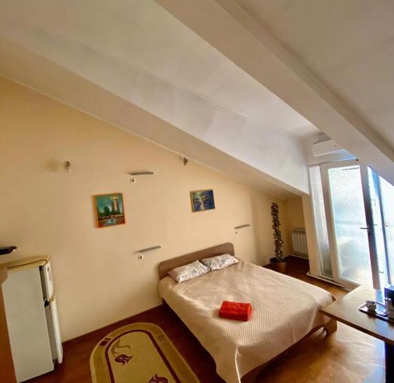 اتاق استاندارد با سرویس بهداشتی مشترک, Esentai Hostel