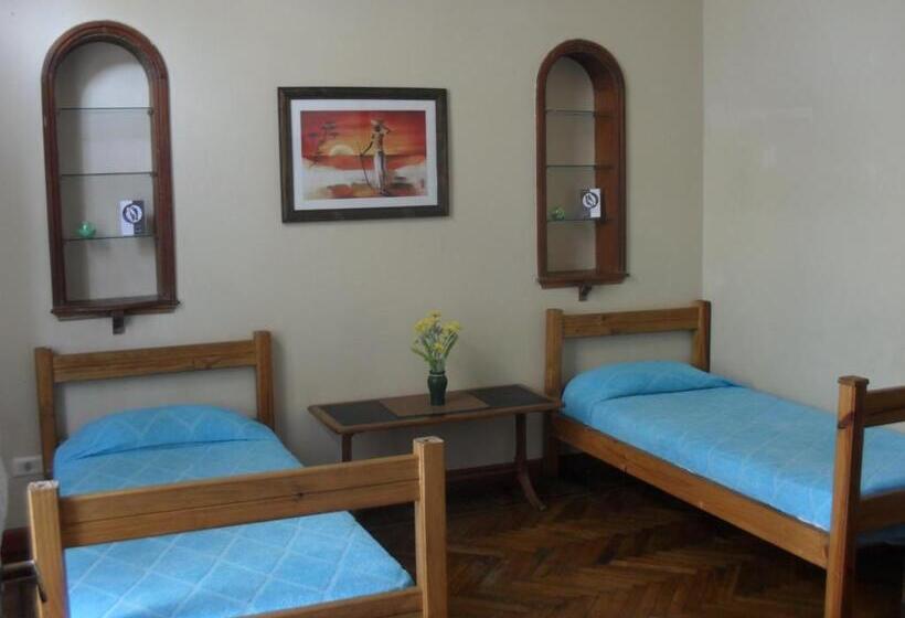 اتاق سه‌نفرۀ استاندارد با سرویس بهداشتی بیرون از اتاق, Che Argentina Hostel Suites