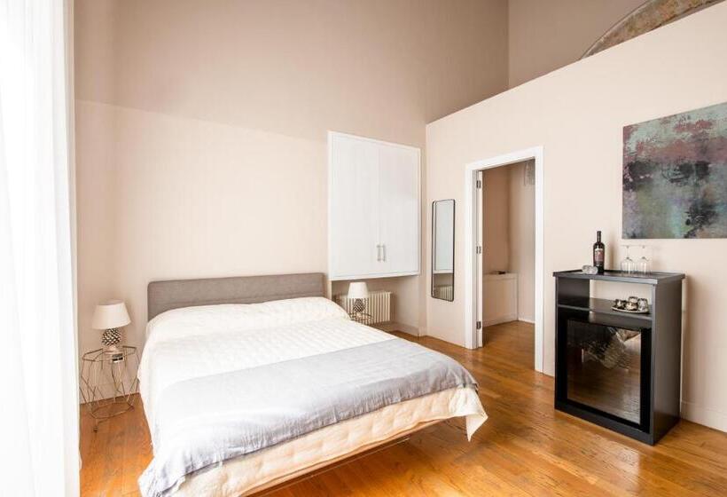 اتاق لوکس با بالکن, Moncada Suites & Apartments