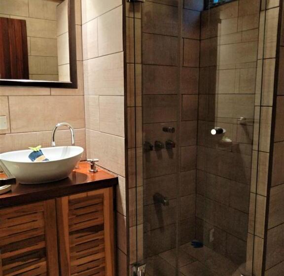 اتاق لوکس با چشم‌انداز باغ, Orosi Lodge