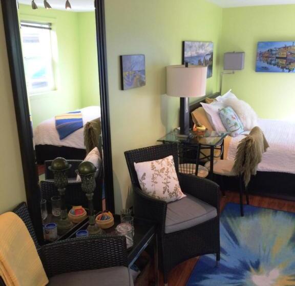 スタンダードルーム, A Float Home B&b In Fisherman’s Wharf