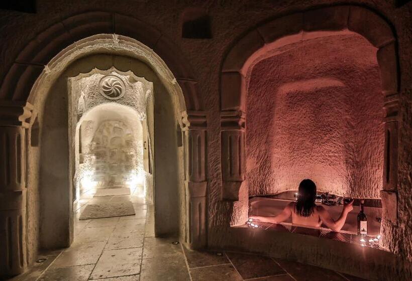 프레지덴셜 스위트, The Village Cave