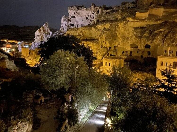 스위트 킹사이즈 침대, The Village Cave