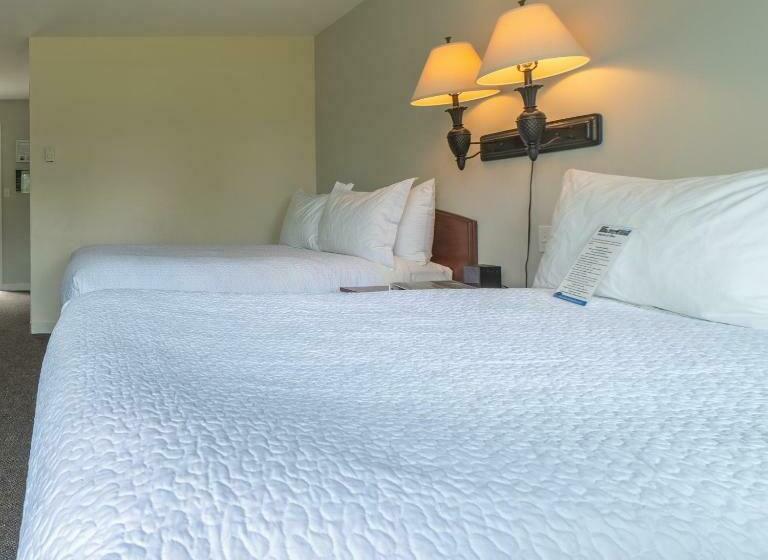 غرفة قياسية مطلّة علي البحر مزوَّدة بشُرفة, Tofino Motel Harborview