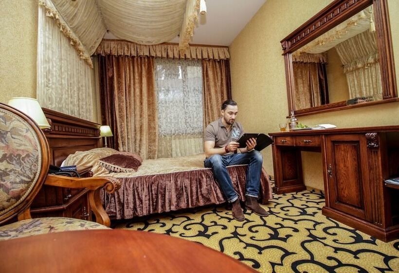 جناح جونيور, Deluxe Hotel Kupava