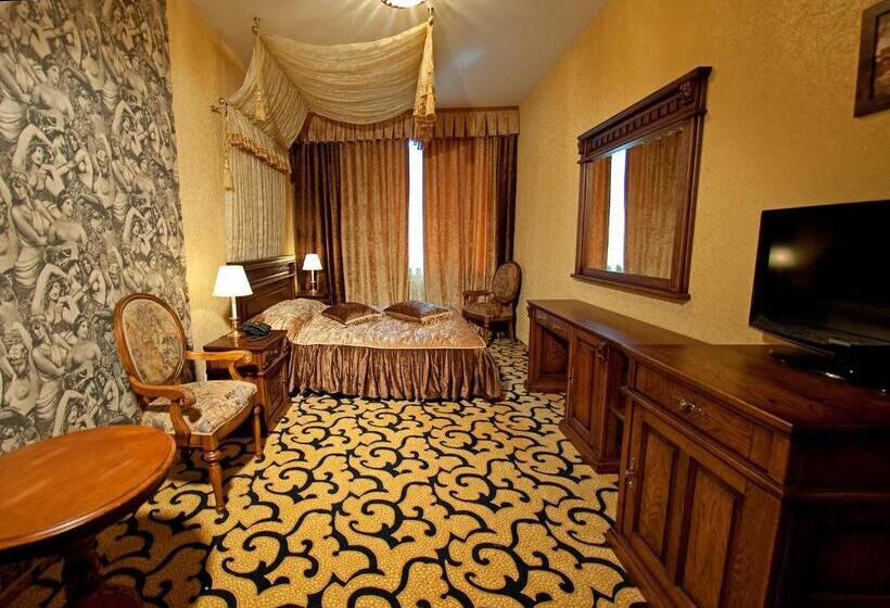 جناح جونيور, Deluxe Hotel Kupava