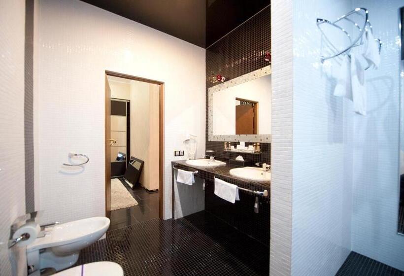 جناح, Deluxe Hotel Kupava
