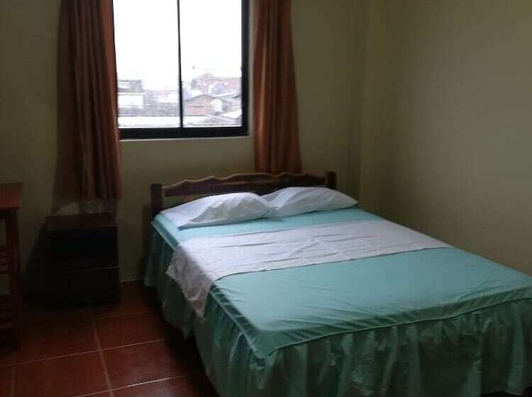 标准三人间, Hospedaje El Emperador