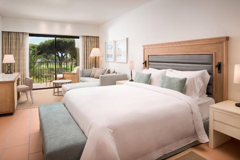 小型套房带泳池景, Pine Cliffs Ocean Suites, A Luxury Collection Resort & Spa, Algarve