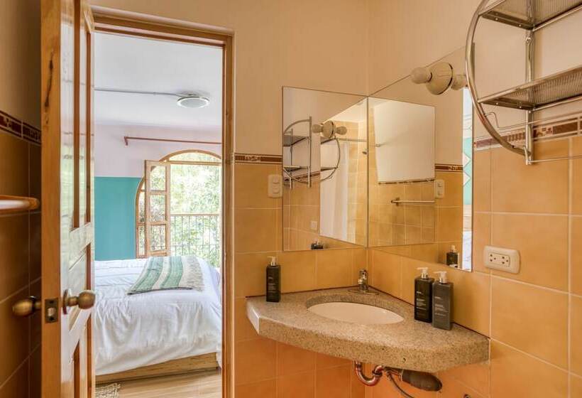 اتاق لوکس, Selina Huaraz