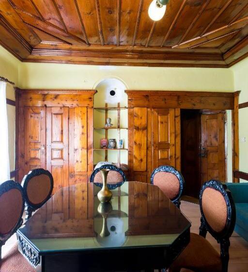 اتاق خانوادگی با سرویس بهداشتی مشترک, Theatre Old Town House