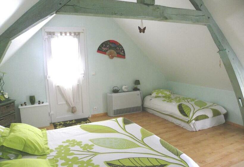 חדר סטנדרט לשלושה עם נוף לגינה, Chambres D Hôtes La Quèrière