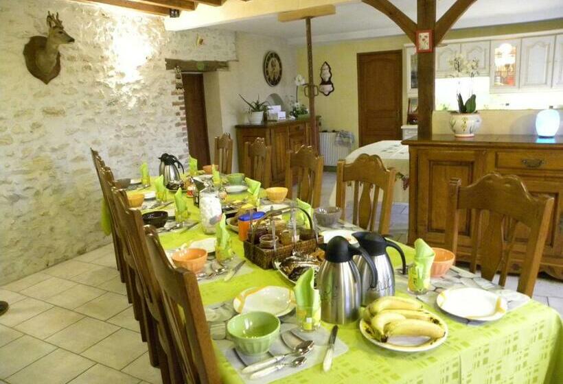 חדר סטנדרט לשלושה עם נוף לגינה, Chambres D Hôtes La Quèrière