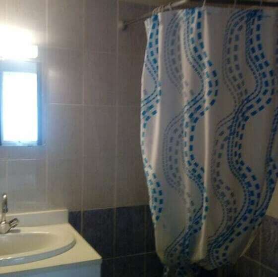 غرفة قياسية ثلاثية, L 'acropole