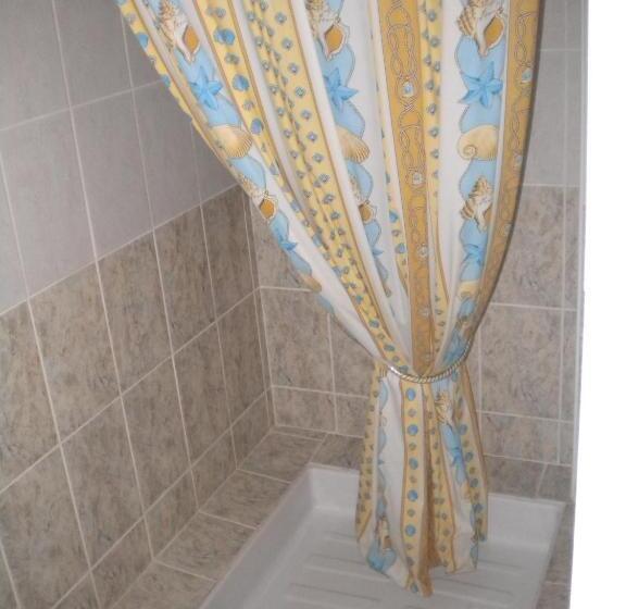 غرفة قياسية ثلاثية, L 'acropole