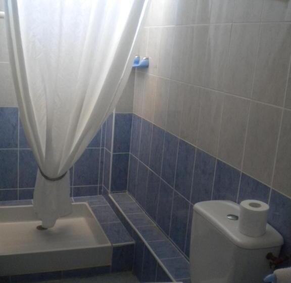 غرفة قياسية ثلاثية, L 'acropole