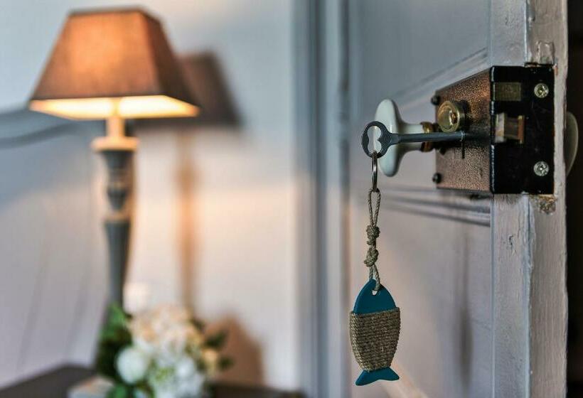 Номер Superior Вид на Бассейн, Le Petit Manoir De Kériolet