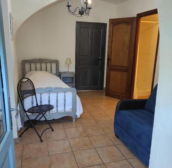 Номер Стандарт Трехместный, Logis Hôtel Restaurant Gîte La Bastide Du Vébron