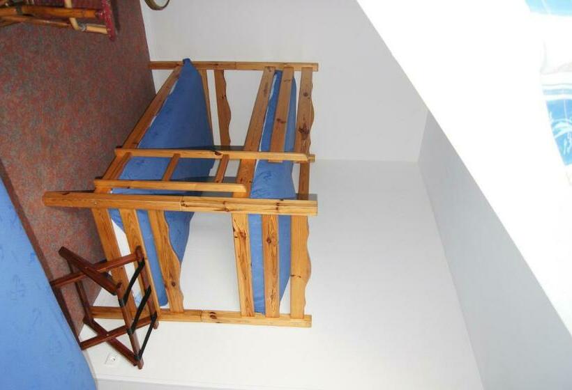 חדר סטנדרט לארבעה, Aux Trois Jean