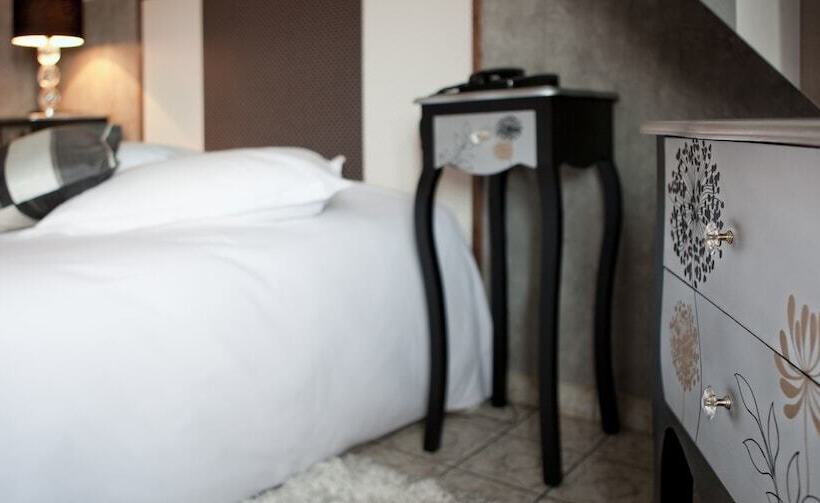 Номер Комфорт, Hôtel Majuscule