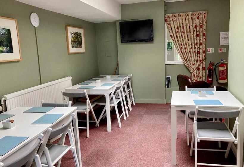חדר סטנדרט יחיד מותאם לאדם עם מוגבלויות, Ludlow Mascall Centre