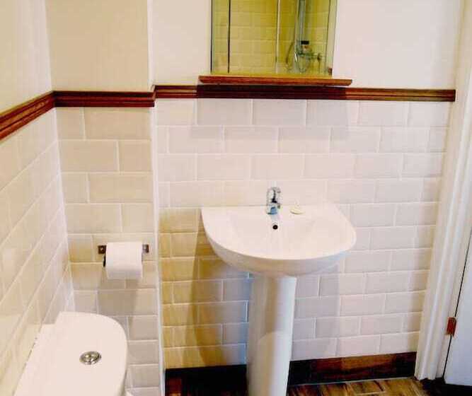 패밀리 룸, Number 8 The Townhouse