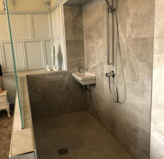 Номер Deluxe Кровать Кинг, The Old Lodge