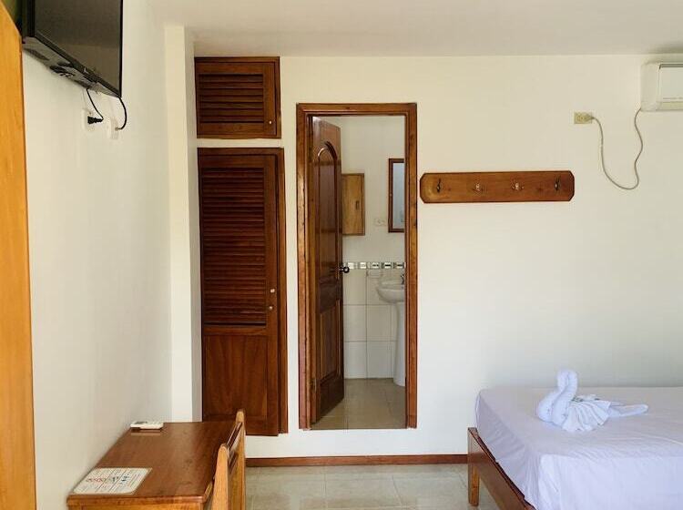 Номер Стандарт Трехместный, Hostal White House Galapagos