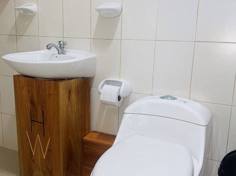Номер Стандарт Трехместный, Hostal White House Galapagos