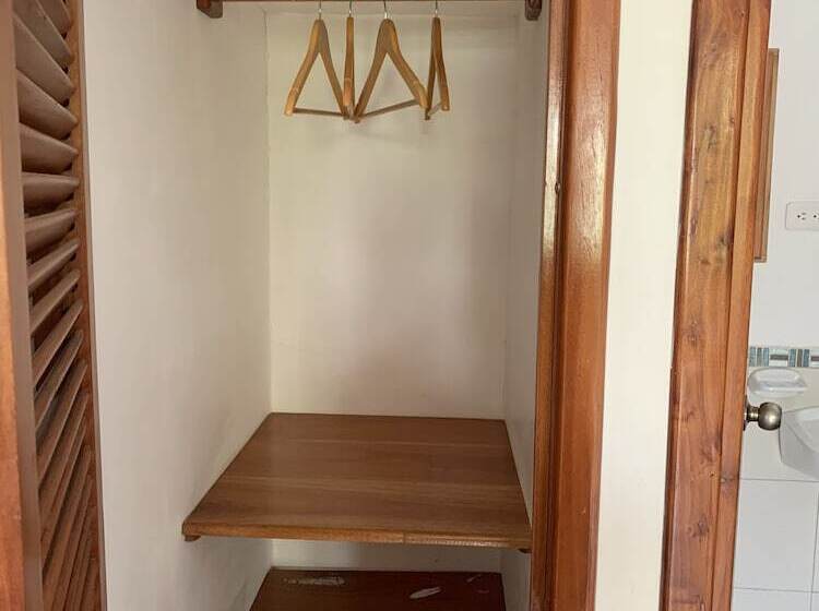 Номер Стандарт Трехместный, Hostal White House Galapagos