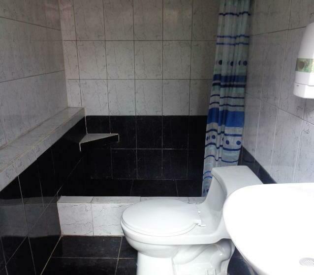 标准三人间共用浴室, Hostal Yumbo Imperial