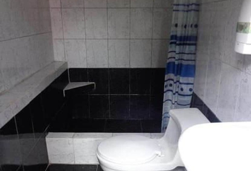 标准三人间共用浴室, Hostal Yumbo Imperial