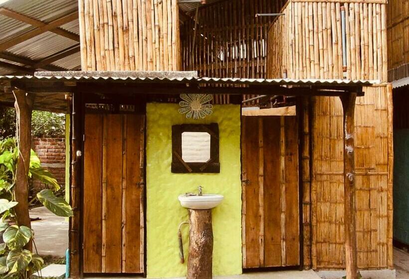 اتاق اکونومی, The Mudhouse Hostel Mompiche