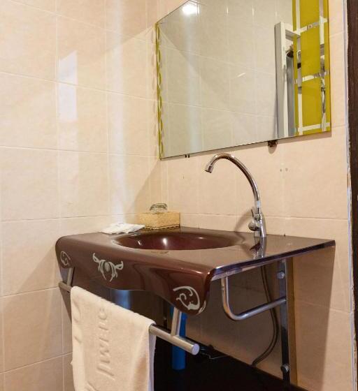 Номер Стандарт Трехместный, Roomquest Golden Triangle Premium Collection