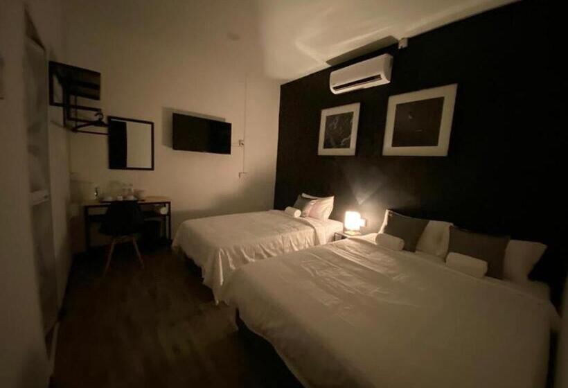 Трехместный Номер Стандарт Совместная Ванная, The Sky Inn
