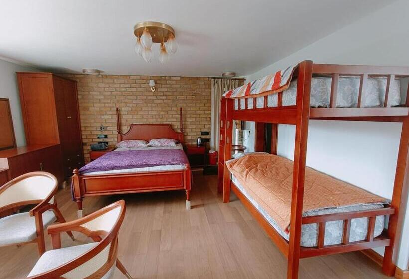 سوییت با چشم‌انداز کوه, Rs Family Stay