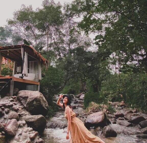 کلبه ییلاقی, The River Whisper