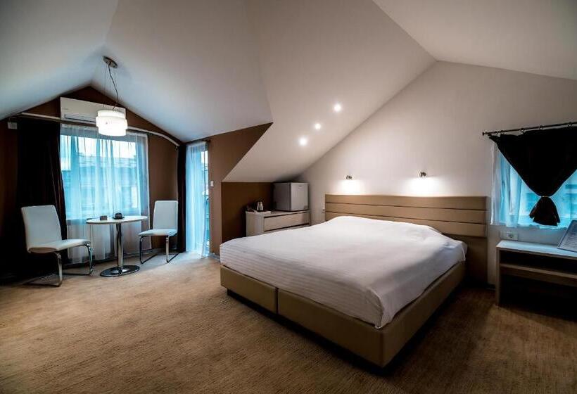 سوییت جونیور با بالکن, Sienna Apartments