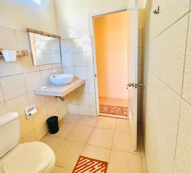 اتاق لوکس سه تخته, Boholala Hostel