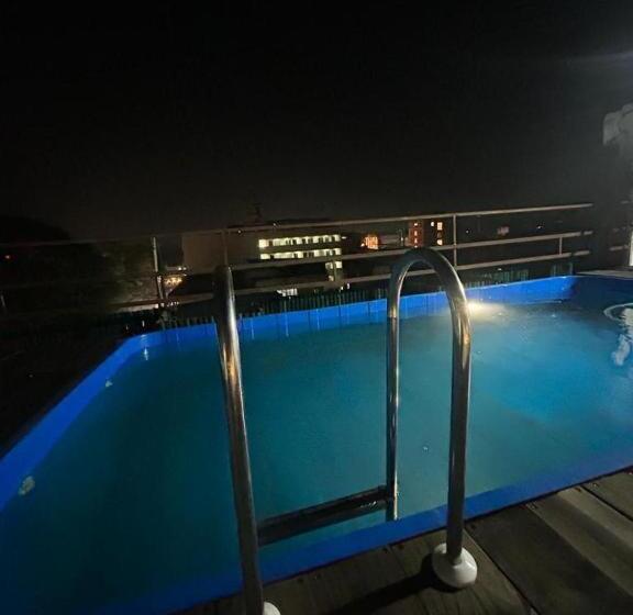 اتاق لوکس سه تخته, Gvs 24 Club, Rooftop Cafe! Swimming Pool! Karaoke Music!