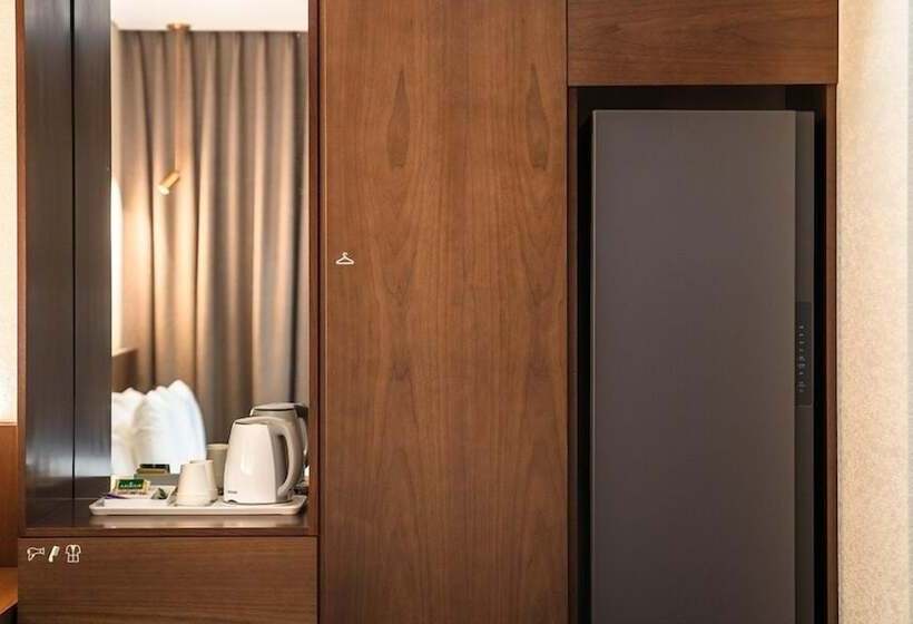 Номер Deluxe, Uiwang Milos