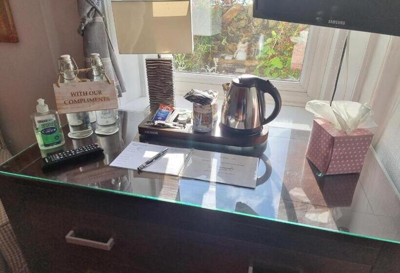 Кровать в Общей Комнате, St Leonards Guest House