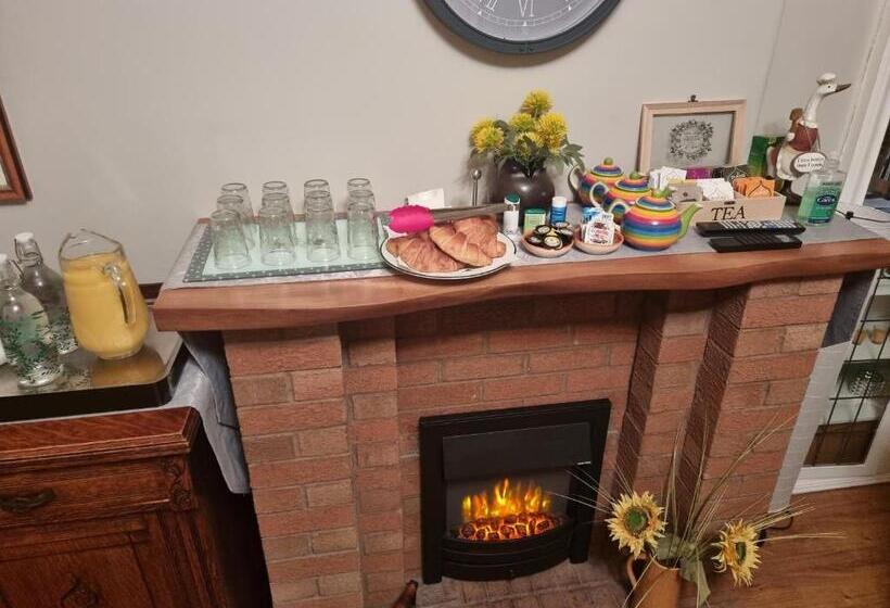 Кровать в Общей Комнате, St Leonards Guest House