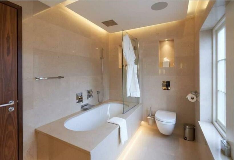 Номер Deluxe, One Warwick Park