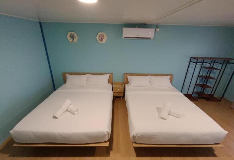 اتاق خانوادگی با چشم‌انداز دریا, Home Away Tioman Island