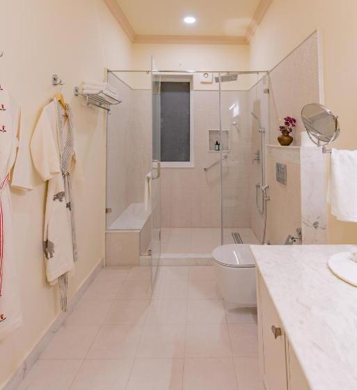 Deluxe Room, Laalee