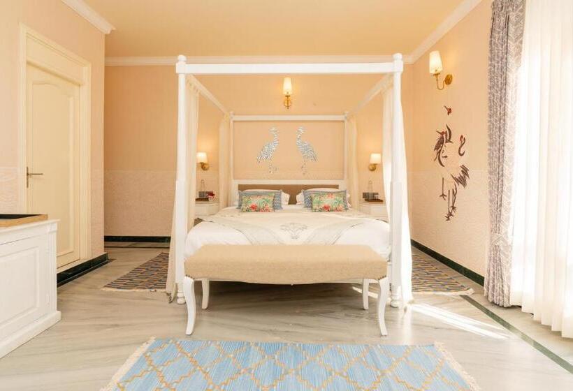 Deluxe Room, Laalee