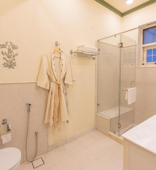 Standard Room, Laalee