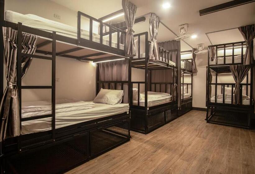 Кровать в Многоместном Номере с Общей Ванной, Sea Beach Hostel & Club Aonang Beachfront